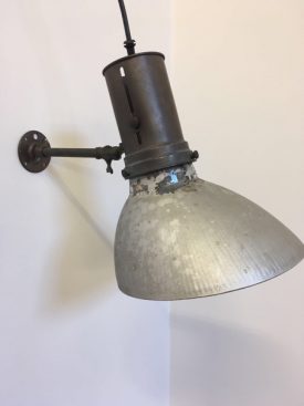 Wall mounted Gecoray lamp