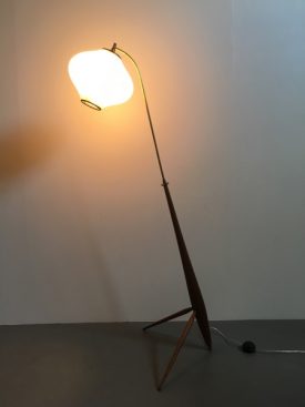 Tripod floor lamp