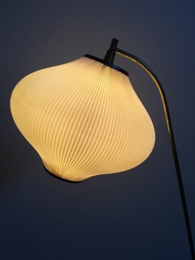Tripod floor lamp