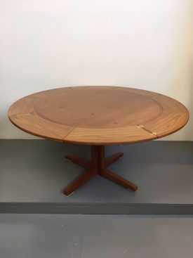 Dyrlund Flip-Flap table